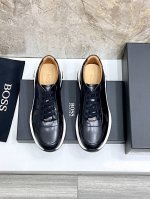 tod’S 托德斯 新款男士皮革休闲运动鞋 本款运动鞋线条简约，柔软的光滑小牛皮和绒面皮革脚感舒适，原版轻便柔软豆豆鞋底，鞋舌上点缀Tod‘S字母标识，尽显优雅