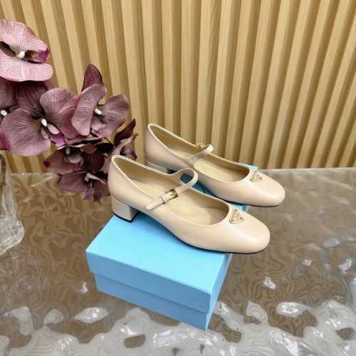 高版本 Prada 新品专柜新款玛丽珍凉鞋 单鞋 系列上新 高版本 鞋面：原版定制牛漆皮 牛皮 丝绒 内里：特定混种羊皮内里大底：原版开模真皮大底 跟高:4cm
