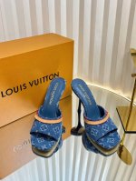 顶级版本Lv 驴家 25Ss 丹宁牛仔太好看了 很少做Lv家的单品 但是这双小猫跟我真的是没法拒绝啊 原版购入 用心开发 鞋跟都是开模定制 老花单宁色搭配的棕色