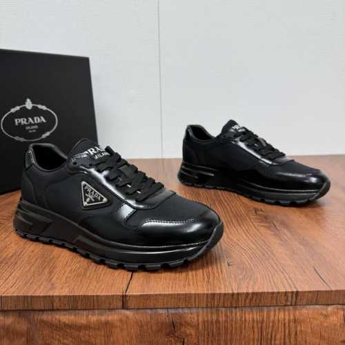 顶级版本Prada 普拉达 经典款纯黑拼接运动鞋 这款运动鞋融合优雅而创新的设计，搭配Prada系列经典造型，采用尼龙织物与亮面皮革打造，鞋面涂珐琅三角形徽标焕