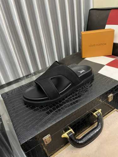 出厂价 Lv路易威登 顶级代购路家爆款男士拖鞋鞋 专柜同步 鞋面意大利进口小牛皮，鞋底：原厂特供原版底，独家活动成型底超级舒适，原厂跟单货，码数 38-445色
