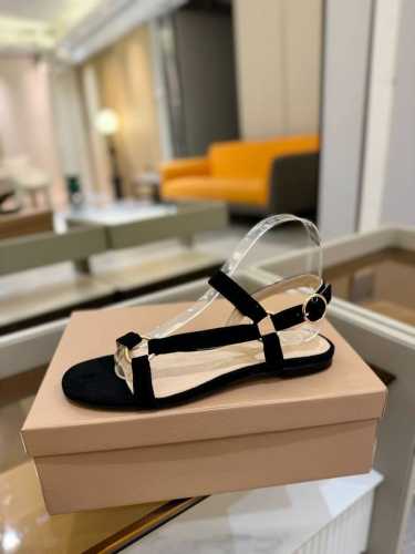 价格P： 吉安维托 罗西 Gianvito Rossi 吉安维托 罗西 Gianvito Rossi 秉承了其传统意大利工艺，专注精巧细节，打造优雅女人味，每一