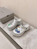 春夏最新情侣款洞洞鞋 25春季新款黑马单品,海内外时尚博主纷纷上脚大秀 火遍海内外社交平台 时尚达人必入款 各种元素五金扣Diy 极具品牌辨识度 男女两双购入