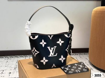 配盒子 盲猜这次Lv上新黑马是All In Bb Lv水桶 Lv尤物 尺寸：17.5 18.5
