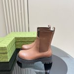 2024秋冬最新GUCCI 条纹织带橡筋松紧短靴沟纹厚底踝靴，烟管短靴，取材自马术世界的条纹织带已经成为高雅俱乐部的象征，正在以新的方式重新登场。这款靴子采用小