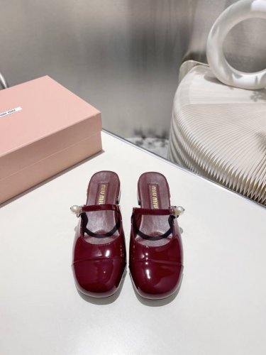 出厂 缪缪2025春夏新款玛丽珍半拖鞋 拼色的设计个性不张扬 上脚果然更惊艳~而且高度也太适合我了. 穿着不累脚 鞋面 进口漆皮 内里 水染羊皮 大底 意大利真