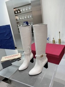 官网同步 华伦天奴』专柜最新骑士靴系列顶级秀系列秋冬主季打款 超爆级款的节奏出行必备单品！随意搭配么怎穿都好看 值得收鞋入柜的一款美鞋实超物级美 面料:原版一比