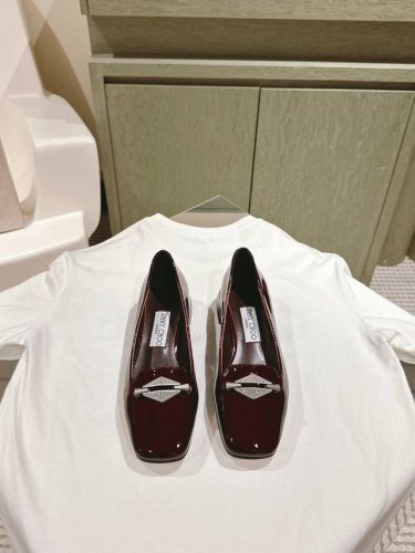 Jimmy Choo 小羊皮单鞋上新 超赞周仰杰24春夏系列 重逢惊艳 优雅邂逅 碰撞之美 时尚国外博主同款街拍推荐 造型大胆别致满分街拍 小羊皮鞋面 搭配真皮