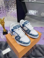 p直销 女鞋 女装 原版开发 品质出货 欢迎对比 Lv板鞋系列 Lv Trainer Maxi运动鞋将成衣系列的宽松廓形引入Virgilabloh笔下的Lvtr
