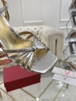 工厂P 华伦25Ss新品凉鞋水钻系列、高跟凉鞋，又一完美的设计，抛弃了一贯铆钉元素、化繁为简、更加精致耐看上脚尽显优雅气质♀♀♀♀♀ 鞋面：特殊材料 内里：羊皮