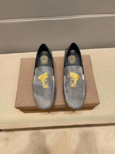 versace 范思哲 官方旗舰店新款，米兰男时装周走秀款，鞋面进口牛皮+绣花，吸汗透气不掉色头层穿舒服羊皮内里，超滑质感，吸汗透气 ，鞋身Logo美杜莎头像高