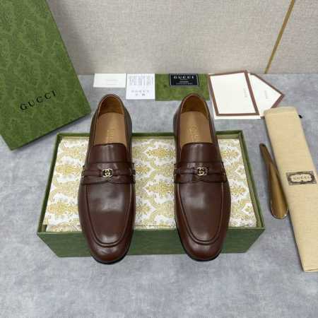 G家新品 Gucc* 古～ 饰互扣式双g男士乐福鞋皮鞋 官方售价rmb,600 采用进口 Napa 牛皮 开边珠亮皮 鳄鱼纹压纹牛皮 进口高丝光磨砂牛皮打造制成 - 点击图像关闭