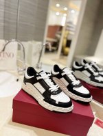 工厂 最新款 情侣款休闲鞋 Valentino专柜同步新款低帮休闲运动鞋 专业高端，完美复刻，品质一流！ 全部采用原版1:1材料制作，独家开模！ 面料定制牛皮，