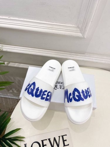 alexander Mcqueen 麦昆 2025经典春夏懒人拖鞋 在欧美街拍中出境率超高 Ins也是火了一把 这款具有独特风格的情侣款 调鞋楦都调了一个月 整