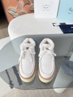 最新系列！Prada 普拉达2024秋冬季新款毛拖鞋 三角扣面包包头半拖鞋 最新走秀系列 经典升级 舒适度与时髦度并存 每个颜色搭配都好看，设计搭配不同风格需求