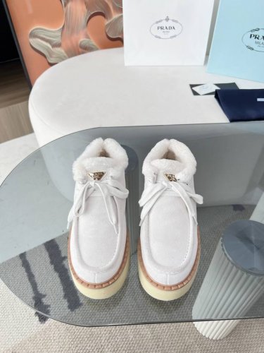 最新系列！Prada 普拉达2024秋冬季新款毛拖鞋 三角扣面包包头半拖鞋 最新走秀系列 经典升级 舒适度与时髦度并存 每个颜色搭配都好看，设计搭配不同风格需求