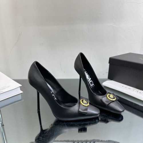 圆头 Versace 范思哲蝴蝶结金属扣跟高跟鞋 美丽的杀手鞋，优雅与朋克交织，青春的叛逆自在脚下，这双鞋设计蝴蝶结和铆钉完美中和，气质拉满，搭配牛仔裤、短裤、