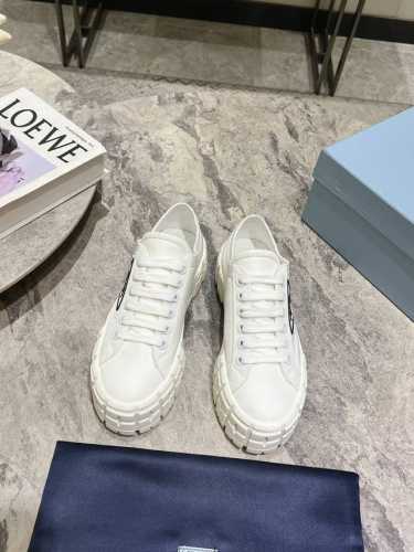 Prada 专柜同步上新 新款低帮饼干鞋 最火复古休闲运动鞋 巴黎购版 原版1:1开发 普拉达这款休闲小布鞋特别的耐看 鞋面是按照原版开的布是阿根廷进口棉麻布