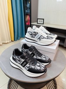 出厂价P Dior迪奥 爆卖款官网全球首发男鞋高端品牌 官网最新款系列：鞋面采用进口牛皮搭配专供面料打造网布透气内里。让行走更加便捷舒适！与官方的质量相比美的1