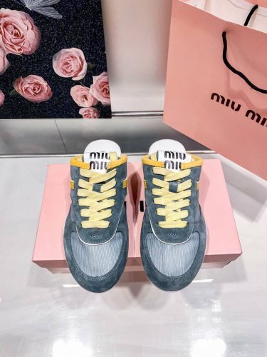 出厂： Miumiu2025春夏新款德训半拖火火来袭上脚舒适度拉满 好看好穿又轻便 随意搭配 筒约又高级，大胆前卫的设计，Miu Miu风格融于此款厚底帆布运动