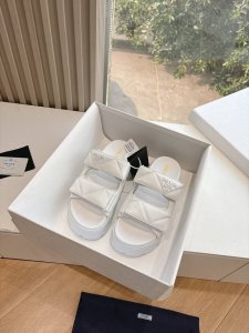 所见即所得G036最新系列！Prada 普拉达博肯面包鞋2025春夏新款厚底凉鞋魔术贴三角扣面包包头半拖鞋 最新走秀系列 经典升级 舒适度与时髦度并存 每个颜色