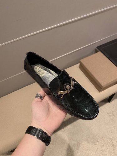 品牌瓦萨琪，官方旗舰店新款，，鞋面进口意大利头层牛皮 墨绿色 ，头层羊皮 不掉色 内里，原版进口耐磨橡胶底， 官网出品 精致优雅心备佳品，采用精湛工艺。穿着舒适
