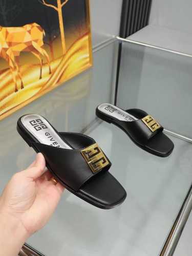 高版本GIVENCHY 纪梵希露趾平底拖鞋出货了，带有品牌标志的金属饰扣与金属质感的银色皮垫搭配，高端大气上档次。鞋面头层牛皮，内里羊皮，35-40码。41-4