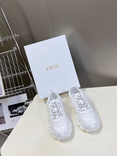 Dior迪奥chrono系列运动鞋 太古汇rmb9120购入开发 这款dior Chrono运动鞋延续经久不衰的轮廓，采用网纱精心制作，所以上脚会特别的舒服哦