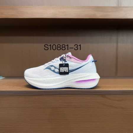 纯原 Saucony Triumph 21索康尼胜利21代旗舰级缓震型跑鞋 性能相比前几代再升级：鞋面采用全新升级的工学网设计 贴合脚部更透气 中底部分使用最新 - 点击图像关闭