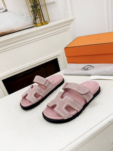 出厂价： 顶级260 Hermes 爱马仕 春夏经典情侣款二舅拖鞋 Chypre 丑萌丑萌二舅拖鞋 老头拖鞋，上脚简直太舒服了！憨厚又可爱！ 全混种羊皮包底台,
