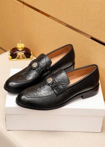 商品商标 Versace 范思哲 休闲皮鞋 正码码数: 38-44 45.46.47订制 商品材料 精选 进口头层小牛皮压花鞋面+奢华五金扣 进口水染牛皮内里