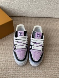 Louis Vuitton 25Ss 系带驴家的爆款！Trainer板鞋，每个人都必须入的款，绝不后悔！ 超级百搭高级！什么衣服都好搭。最主要是超耐看的。 顶级