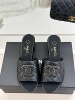 橙子出厂价P Chanel 香奈儿 春夏新款 菱格双C粗跟拖鞋 休闲凉拖 拖鞋的狂热爱好者又来了 可以承包你一整个夏天的时髦 经典菱格双C元素设计 浓浓的中古典