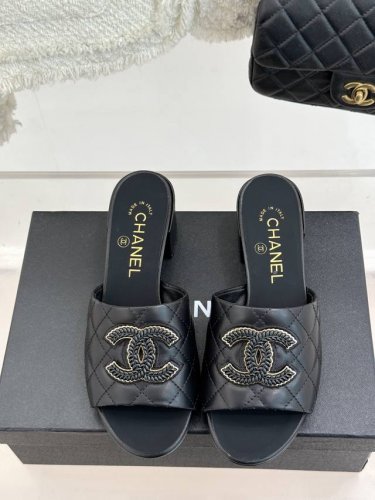 橙子出厂价P Chanel 香奈儿 春夏新款 菱格双C粗跟拖鞋 休闲凉拖 拖鞋的狂热爱好者又来了 可以承包你一整个夏天的时髦 经典菱格双C元素设计 浓浓的中古典