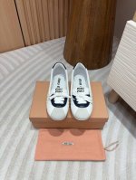 24Ss新款miu系带乐福鞋平底单鞋 M家对船鞋进行重新构思，为其注入新颖而令人惊喜的搭配灵感。鞋舌饰有压花徽标，增添标志性元素。 鞋面：小羊皮 内里：羊皮内里