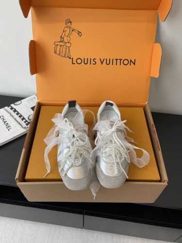 顶级版本 配饰20 Louis Vuitton路易威登驴牌春夏Sneakerina系列 芭蕾运动鞋 德训鞋 情侣款 Sneakerina 芭蕾风运动鞋以丝滑绒面