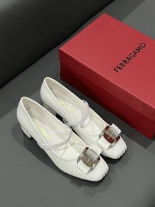 橙子出厂价p ferragamo 菲拉格慕 春夏新款 蝴蝶结芭蕾舞鞋 玛丽珍鞋 粗跟单鞋 优雅永不过时 减龄又有点俏皮的方头 相信每个女孩都会为之心动 正品全身