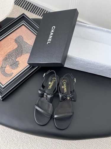 Chanel 2025p新款蝴蝶结凉鞋 小圆跟秒增高 走路很稳很舒适 上脚超级显瘦显白 显气质 气场狠狠拿捏 夏天日常出行 妥妥仙女鞋 鞋面牛皮 内里养生 真皮