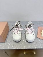 皮面 Miu Miu 缪缪 25Ss春夏新款 复古 休闲鞋 本季Miu Miu延续了该风格推出了专属款，整体鞋型线条简约＋轻薄鞋底设计，配色大胆时尚~相信还会