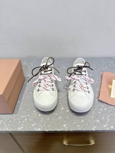 皮面 Miu Miu 缪缪 25Ss春夏新款 复古 休闲鞋 本季Miu Miu延续了该风格推出了专属款，整体鞋型线条简约＋轻薄鞋底设计，配色大胆时尚~相信还会