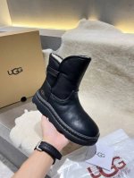 UGG。爆 爆 爆 全球爆单款 2024新款简约火爆流潮时尚穿百着搭轻便舒适的一款羊毛靴 1:面料：头层防水磨砂 2:内里垫脚：釆用百分百纯澳洲进口羊毛 3:大
