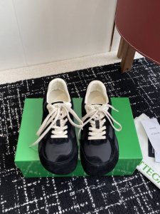 代购级女 男270 Bottega Veneta Bv葆蝶家 25Ss新款 阿甘鞋 德训运动鞋 Sneaker科技尼龙和绒面打造，灵感来自复古球鞋，全新演绎经典