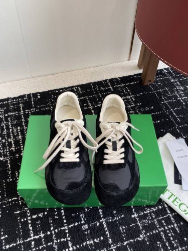 代购级女 男270 Bottega Veneta Bv葆蝶家 25Ss新款 阿甘鞋 德训运动鞋 Sneaker科技尼龙和绒面打造，灵感来自复古球鞋，全新演绎经典
