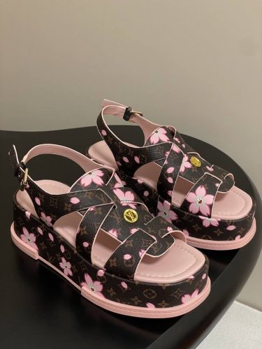 新色 25Ss春夏新款Louis Vuiteeon Lv Maya Flatform 凉鞋防水台厚底凉鞋 本款 Maya Flatform凉鞋选用光滑牛皮革 丹