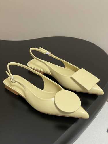 小众潮牌 Jacquemus 25Ss春夏新款尖头鸳鸯扣平底后空凉鞋 几何图形设计 圆扣 方扣 新颖时尚大方，性感不失优雅，很显脚部线条，附有骨感美的视觉效果，