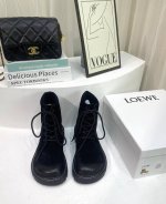 代购级LOEWE 罗意威 24ss 秋冬新款 娃娃头系带马丁靴 短靴子 简约大气时髦 耐看不过时 是时尚圈永不退潮的经典所在 复古的英伦风格，让你穿出不一样的气