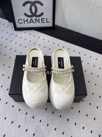 Chanel新款夏季半拖鞋 高版本出货 经典款的设计加上金属圆扣分外抢眼 异常舒适日常搭配 扮酷必备神器 原版定制羊皮链条鞋面 原版羊皮内里 羊皮垫脚 原版开模 - 点击图像关闭