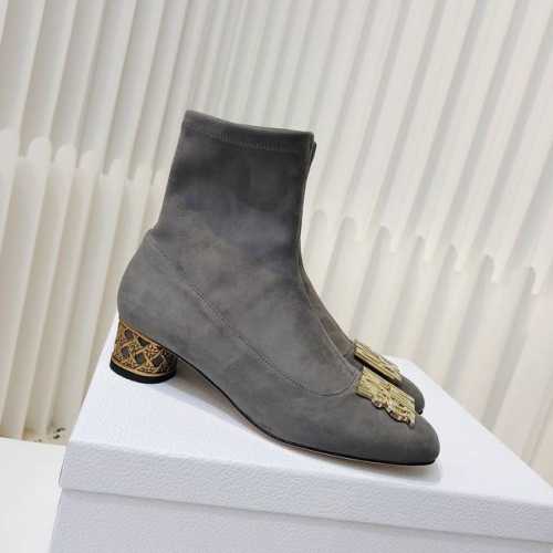 Dior冬季新款 高跟及踝弹力短靴 这款 Dior Icon 带跟及踝弹性靴是二零二四冬季成衣系列新品，彰显 Dior 的经典标识和高订精神。真皮鞋面+弹性靴筒