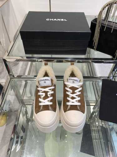 CHANEL 香奈儿 24ss最新走秀主打系列上新款，麂皮字母原版排列搭配。内里垫脚：进口澳洲羊毛里 大底：原私模大底 码数：35-40 40订做