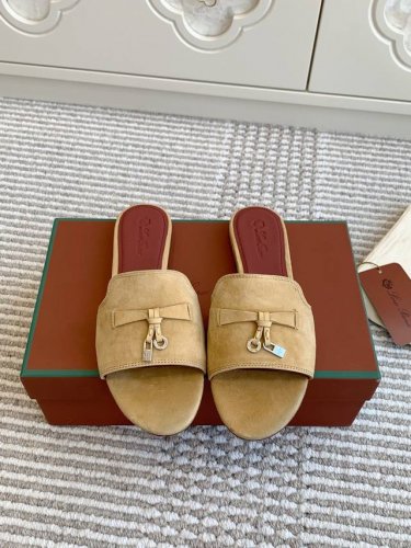 平底 粗跟 代购级 Loro piana Summer Charms Ser LP女士凉鞋拖鞋产品详情：这款绒面羊皮革凉鞋搭配饰有Loro Piana My C